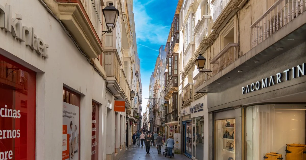 Explora la vibrante calle comercial de Cádiz, que captura la esencia de la arquitectura y la cultura andaluzas.
