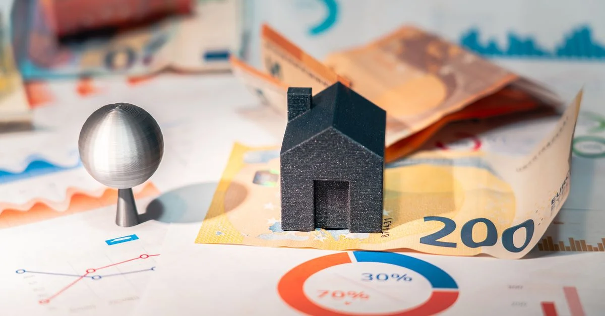 Imagen conceptual de bienes raíces y finanzas que involucra la moneda euro y gráficos de datos, simbolizando inversión.
