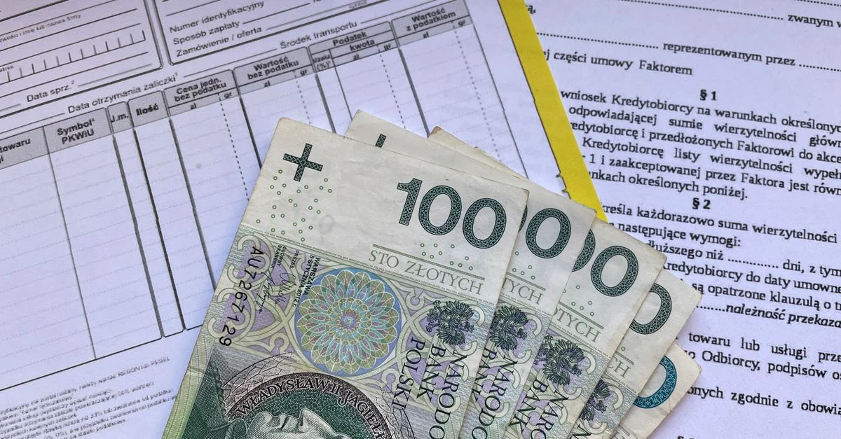 Billetes polacos de 100 zlotys en formularios de facturas con IVA y contratos de factoring.