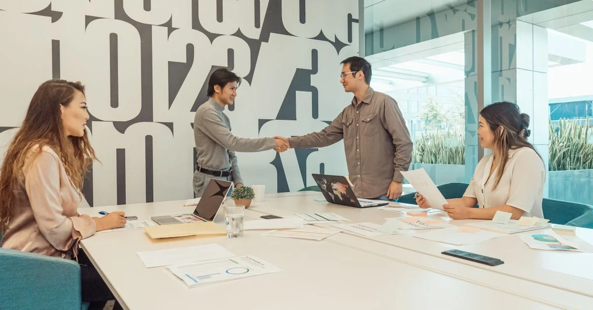 Un equipo diverso de profesionales discutiendo y colaborando en un entorno de oficina moderno.